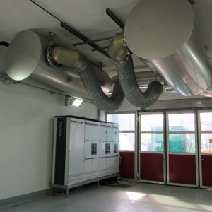 Prüfraum mit Schaltanlage und Abgasnachbehandlung